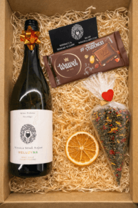 Kosz Box prezentowy z herbatą i winem na imieniny - zestaw