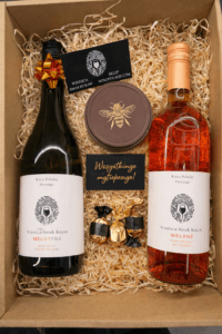 Ekskluzywny kosz na urodziny z winem polskim - box na prezent